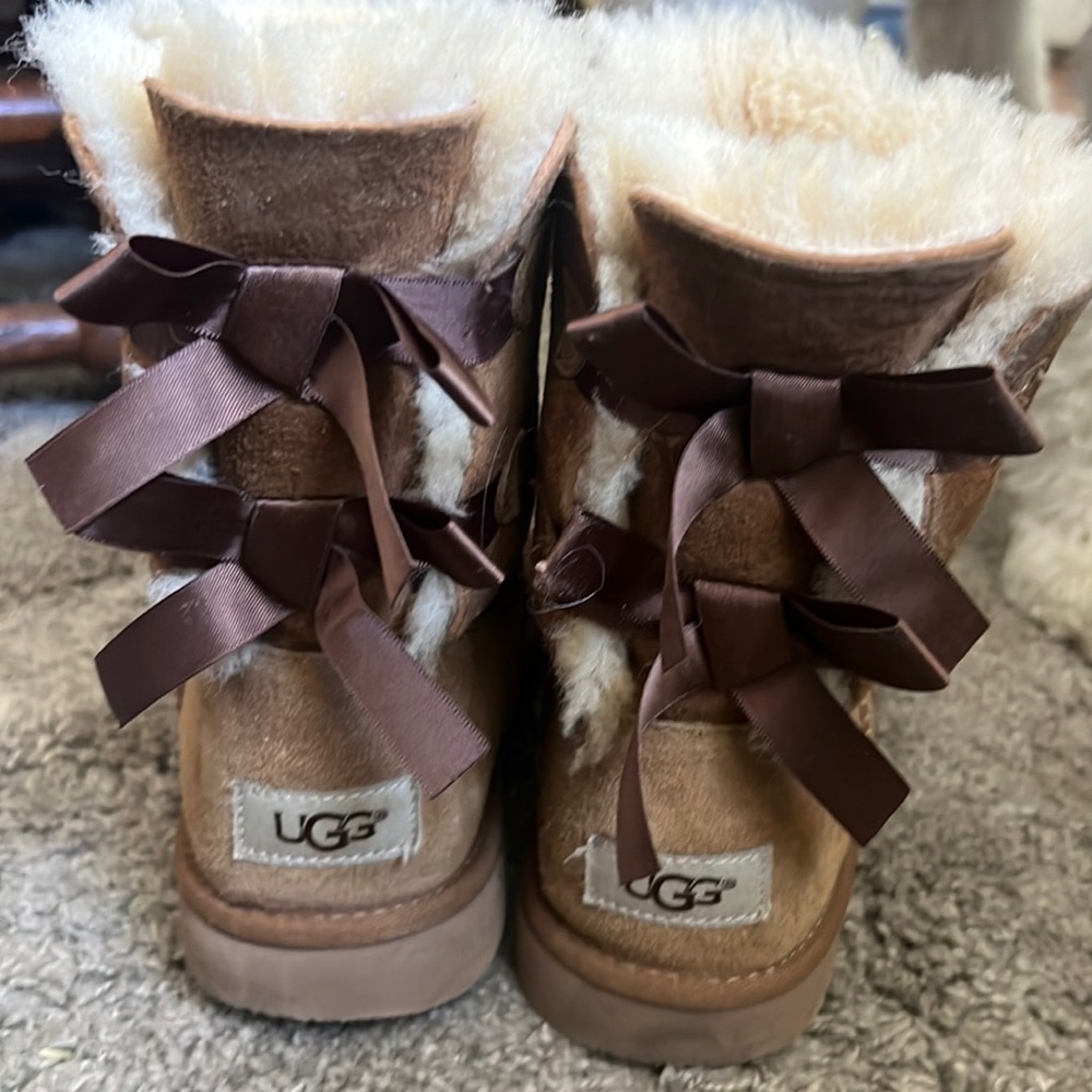 UGG Bailey Bow Chestnut Size 4